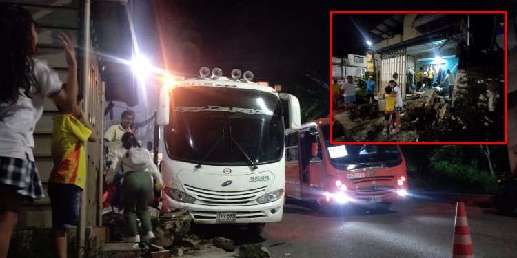 Bus se ‘desengranó’ y quedó en la fachada de una casa en el barrio Ambalá