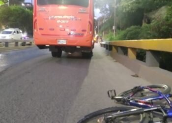 Bajo pronóstico reservado permanecer ciclista que cayó en la quebrada Chipalo luego de estrellarse con una buseta