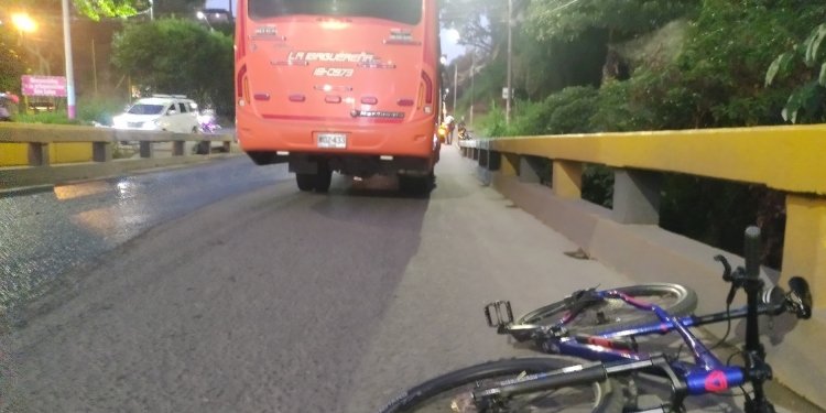 Bajo pronóstico reservado permanecer ciclista que cayó en la quebrada Chipalo luego de estrellarse con una buseta