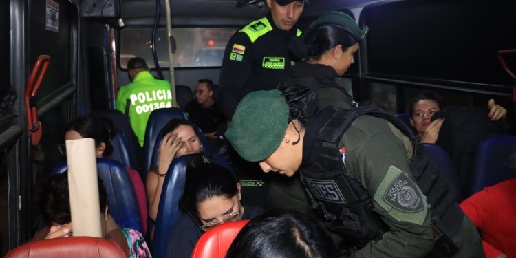 16 personas capturadas, 4 armas de fuego y 299 armas blancas incautadas, dejaron los operativos en Ibagué