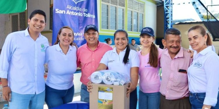 Entregan kits alimenticios a personas en condición de discapacidad y abuelos en San Antonio