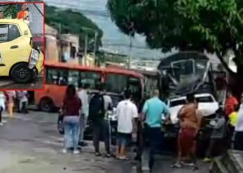 Conductor estrelló dos vehículos que estaban parqueados y huyó