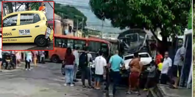 Conductor estrelló dos vehículos que estaban parqueados y huyó