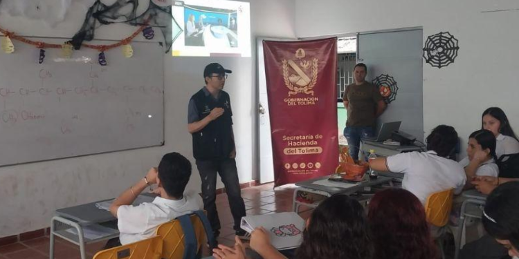 Gobierno departamental continúa con capacitaciones anticontrabando con jóvenes en Ibagué 