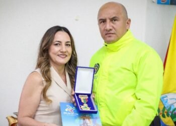 Entregan reconocimiento a integrantes de la policía en Chaparral 