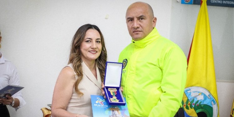 Entregan reconocimiento a integrantes de la policía en Chaparral