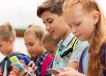 Padres de familia respaldan nueva ley que limita el uso de redes sociales para menores de 14 años