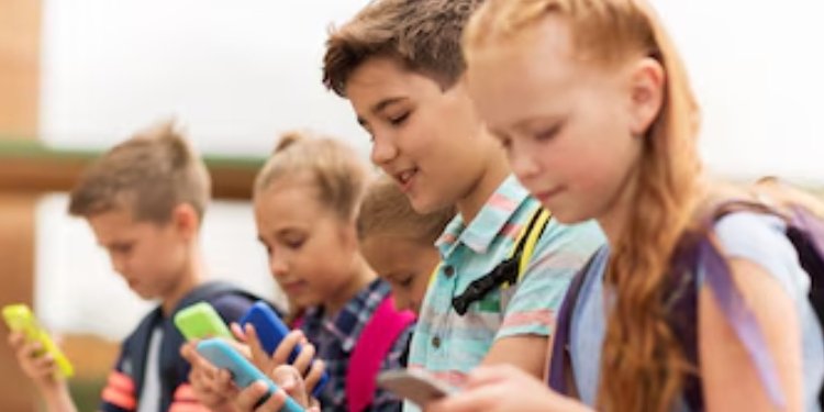 Padres de familia respaldan nueva ley que limita el uso de redes sociales para menores de 14 años