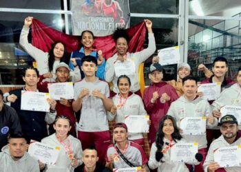 Los “Puños Vinotinto y Oro” vuelven a “pegar duro” en un evento nacional.