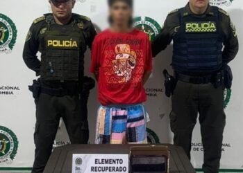 Capturado luego de hurtar por una ventana el celular a una mujer que iba en una buseta de transporte público