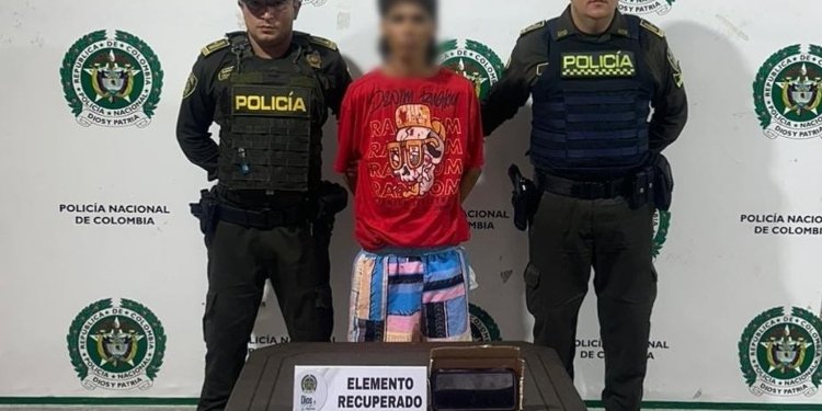 Capturado luego de hurtar por una ventana el celular a una mujer que iba en una buseta de transporte público