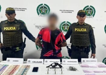 Sujeto fue sorprendido con droga sintética y un arma de fuego en su maleta
