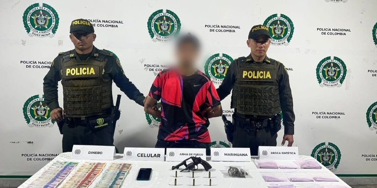 Sujeto fue sorprendido con droga sintética y un arma de fuego en su maleta