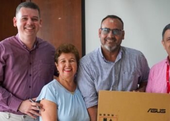 Gobernación entrega computadores a líderes sociales en el Tolima 