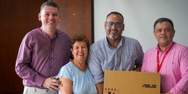 Gobernación entrega computadores a líderes sociales en el Tolima 