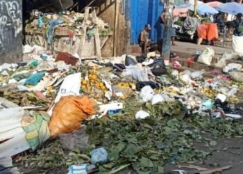 Hay preocupación en la Plaza de La 21 por las basuras y personas que llegan a arrojarlas allí