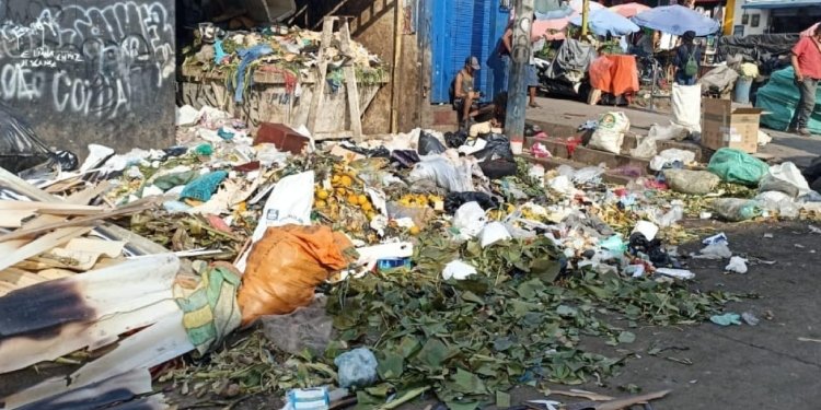 Hay preocupación en la Plaza de La 21 por las basuras y personas que llegan a arrojarlas allí