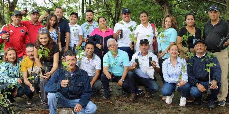 Entregan más de 1.000 plántulas a campesinos en zonas rural de Chaparral para reforestar áreas afectadas por incendios 
