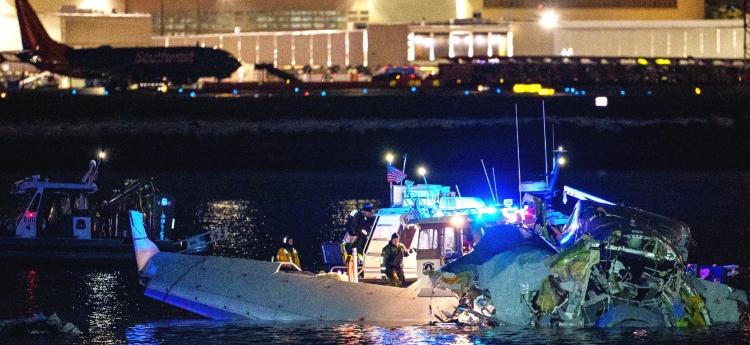 Tragedia aérea en Washington: 18 cuerpos hallados tras choque entre avión de American Airlines y helicóptero militar, incluyendo patinadores rusos