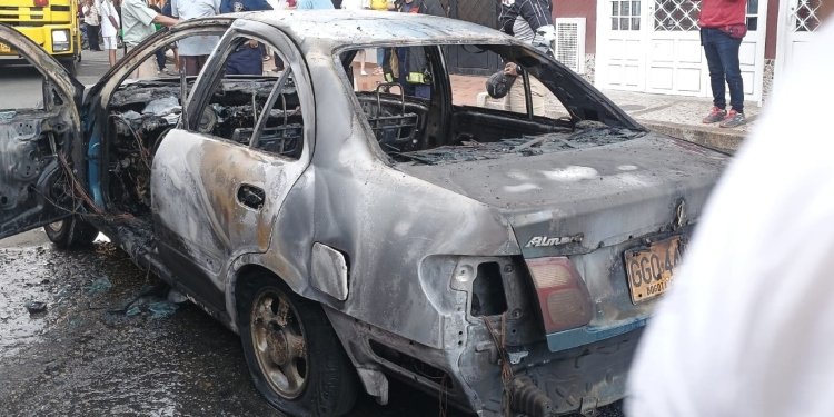 Vehículo se quemó en el sector de Ambalá