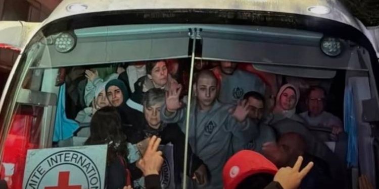 Celebración y emoción en la liberación de los primeros 90 prisioneros palestinos en Gaza
