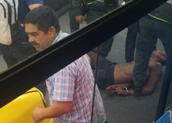 Habitante en condición de calle golpeó a una mujer en pleno Centro de Ibagué, además subió a una buseta a agredir a los pasajeros