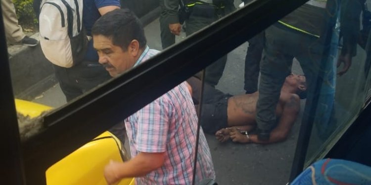 Habitante en condición de calle golpeó a una mujer en pleno Centro de Ibagué, además subió a una buseta a agredir a los pasajeros