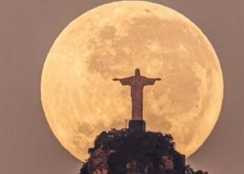 Fotógrafo brasileño captura el mágico momento en que el Cristo Redentor “sostiene” la Luna tras tres años de espera