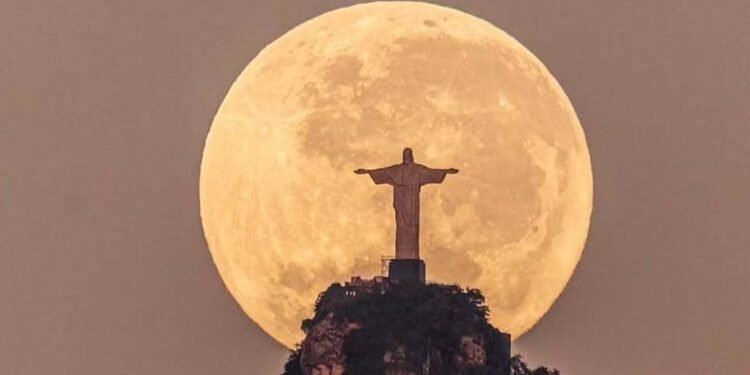 Fotógrafo brasileño captura el mágico momento en que el Cristo Redentor “sostiene” la Luna tras tres años de espera