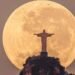 Fotógrafo brasileño captura el mágico momento en que el Cristo Redentor “sostiene” la Luna tras tres años de espera