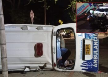 Policías y conductor de ambulancia resultaron lesionados en accidente en la avenida Pedro Tafur