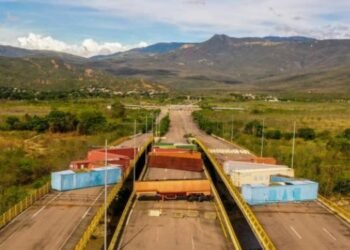 Venezuela cierra frontera con Colombia y bloquea puentes con contenedores