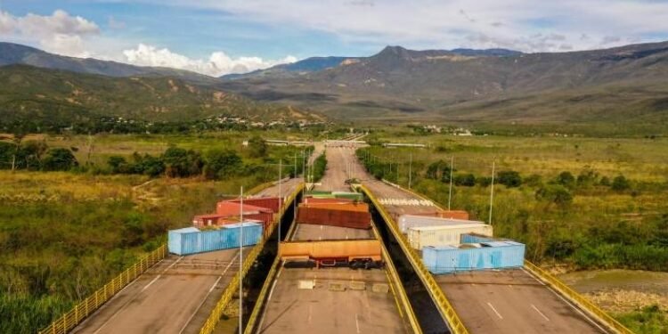 Venezuela cierra frontera con Colombia y bloquea puentes con contenedores