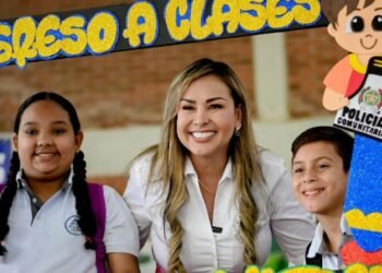 Alcaldesa entregó becas y computadores a niños y niñas ibaguereños