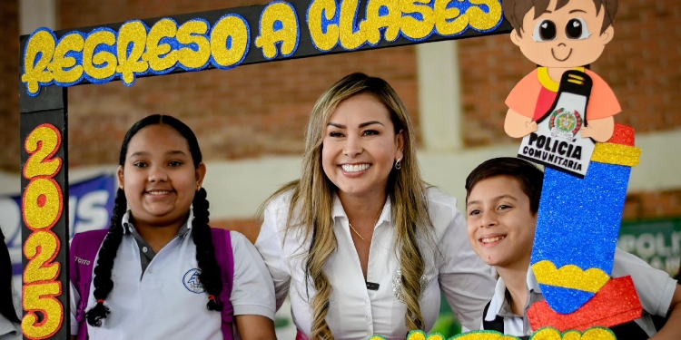 Alcaldesa entregó becas y computadores a niños y niñas ibaguereños