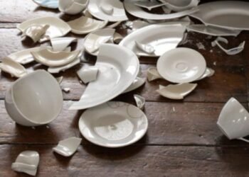 Reciba el año nuevo rompiendo platos y saltando de una silla 