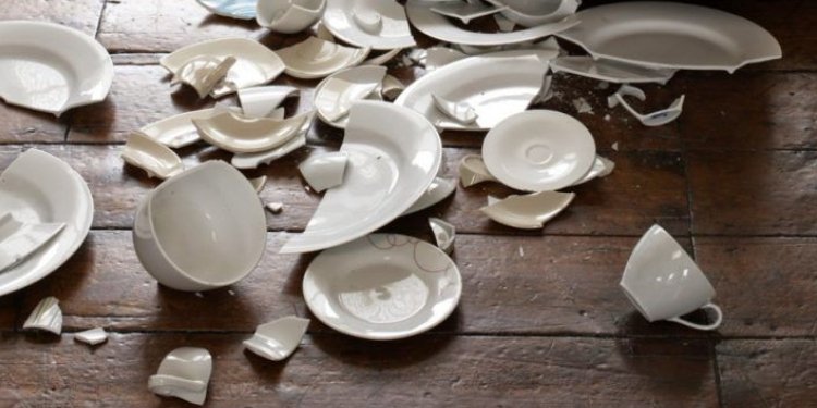 Reciba el año nuevo rompiendo platos y saltando de una silla 