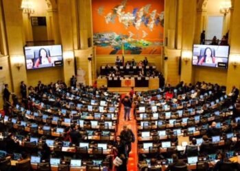 Senador Iván Cepeda impulsa nuevo proyecto para reducir salarios de congresistas en medio de crisis fiscal