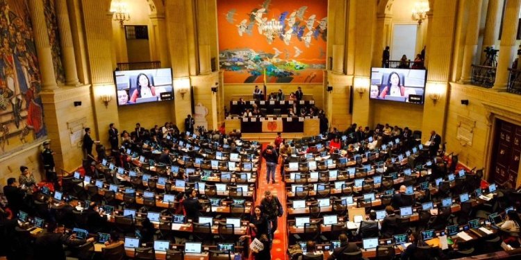 Senador Iván Cepeda impulsa nuevo proyecto para reducir salarios de congresistas en medio de crisis fiscal