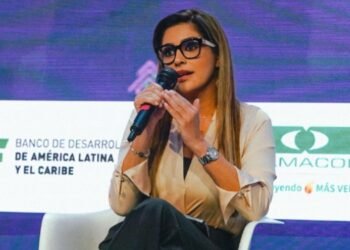 Gobernadora  Matiz muestra a los colombianos los panfletos con los que grupos armados intimidan en el sur del Tolima