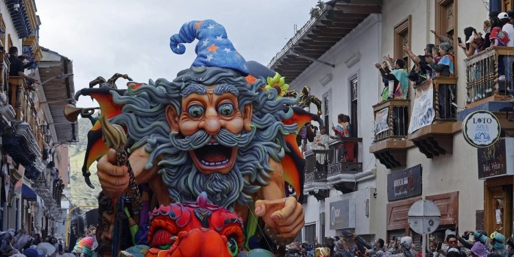 El Espectacular Desfile de Carrozas cierra con Éxito el Carnaval de Negros y Blancos en Pasto
