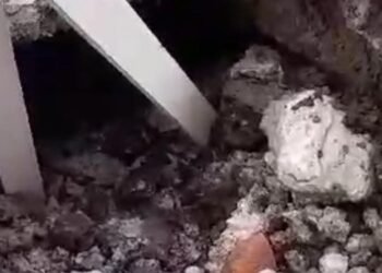 Fuga de agua en el barrio Boyacá crece con el paso de los días y de los carros