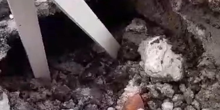 Fuga de agua en el barrio Boyacá crece con el paso de los días y de los carros