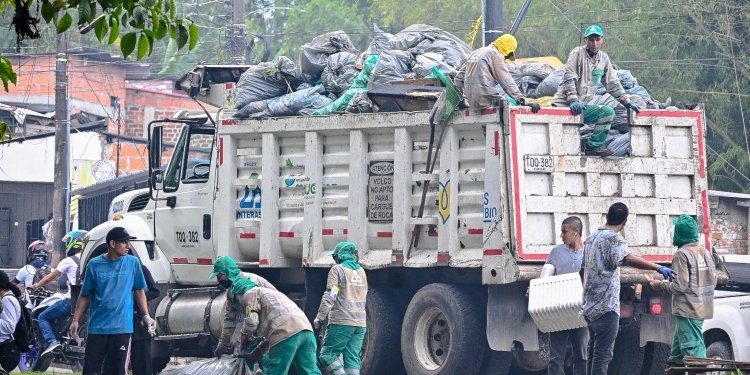 Autoridades desarrollaron jornada de embellecimiento en zona boscosa entre Fuente de Los Rosales y San Antonio