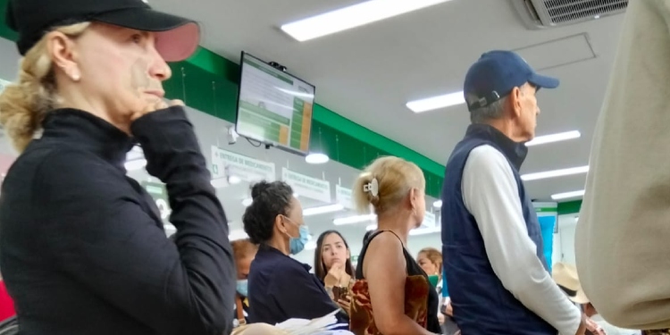 El ‘viacrucis’ en Cruz Verde para reclamar medicamentos en Ibagué