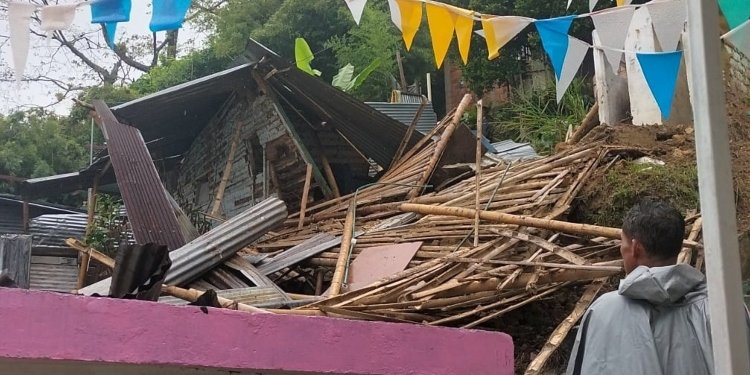 Una casa se desplomó por causa de las lluvias en el barrio Augusto E. Medina