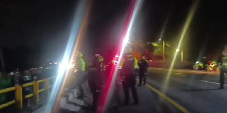 Un hincha herido, otro herido y una persona capturada dejó disturbios en La Variante de Ibagué, frente al barrio Uribe