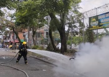 Bomberos de Ibagué atendieron emergencia por moto incinerada en el barrio Jardín