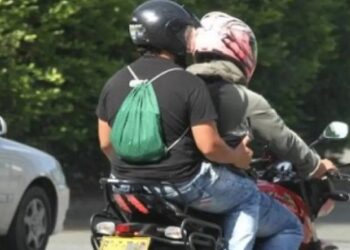 Autoridades restringen parrillero hombre en moto en Espinal 