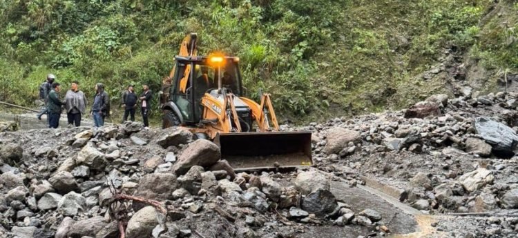 Maquinaria amarilla de la Gobernación trata de reabrir la vía que comunica al municipio de Herveo